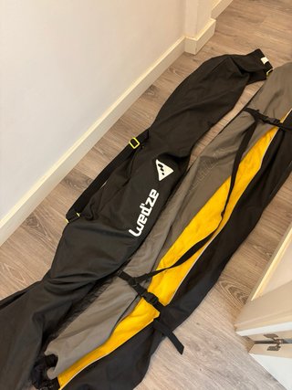Skis y tabla de snow con fundas
