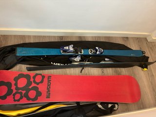 Skis y tabla de snow con fundas