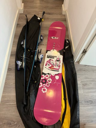 Skis y tabla de snow con fundas