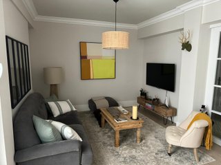 Pack completo salón: sofá, TV, mesa, alfombra y +