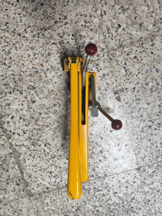 Flejadora manual amarilla