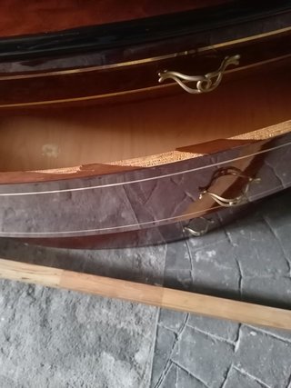 Cómoda de madera con detalles dorados