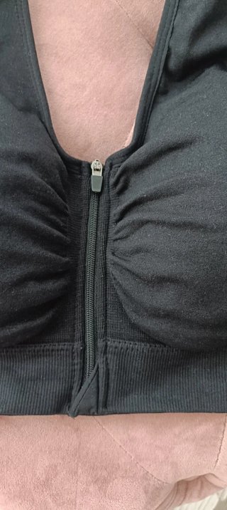 Top deportivo negro con cremallera frontal