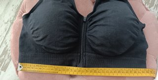 Top deportivo negro con cremallera frontal