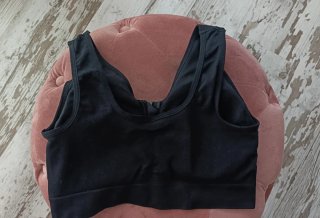 Top deportivo negro con cremallera frontal