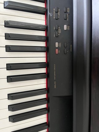TV Samsung 50” + Piano Yamaha Clavinova + Lámpara