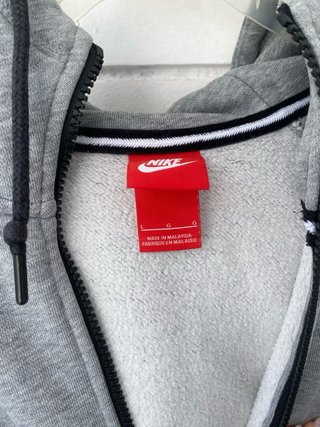 Chaqueta Nike gris con cremallera