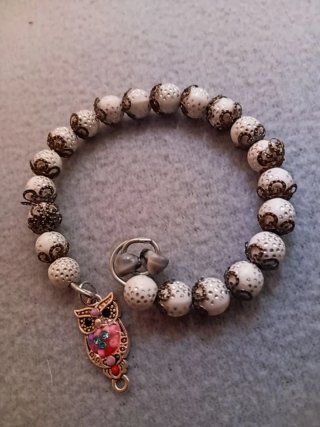 Pulsera artesanal con charm de búho