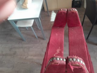 Escalera tapizada roja