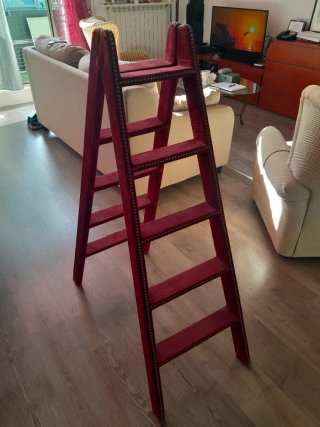 Escalera tapizada roja
