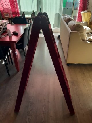 Escalera tapizada roja