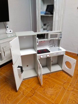 Cocinita de juguete con accesorios