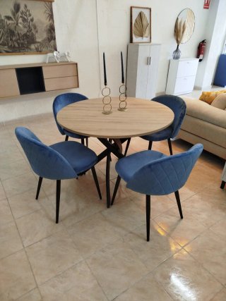 Mesa redonda y 4 sillas azules