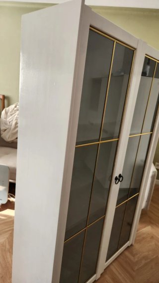 Vitrina de madera y cristal con detalles dorados