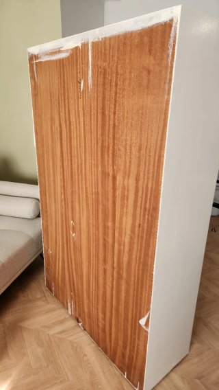 Vitrina de madera y cristal con detalles dorados
