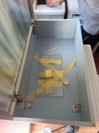 Mueble de baño cristal y plástico