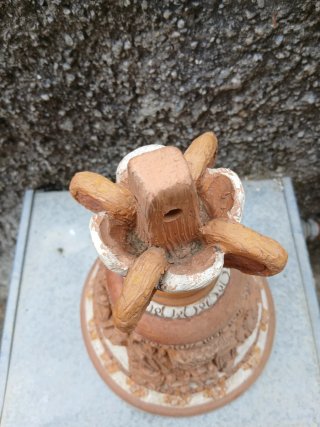 Campana in cotto decorata