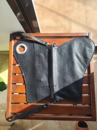 Bolso de cuero negro