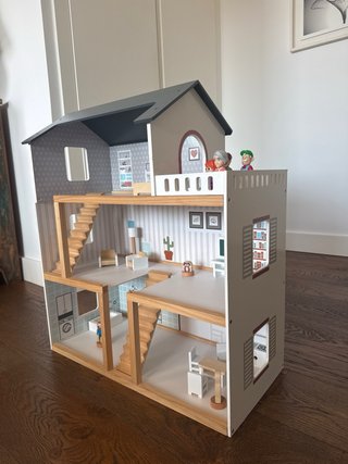 Casa de muñecas de madera