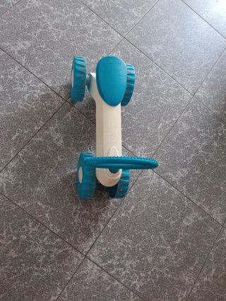 Bicicleta de juguete azul y blanca