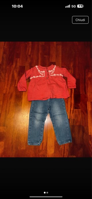 Completo bimba: maglia rossa e jeans