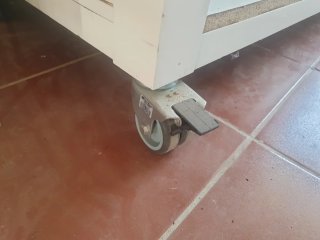 Mesa auxiliar blanca con ruedas