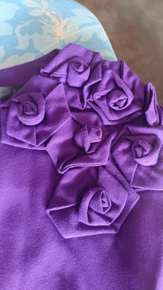 Vestido violeta corto con flores