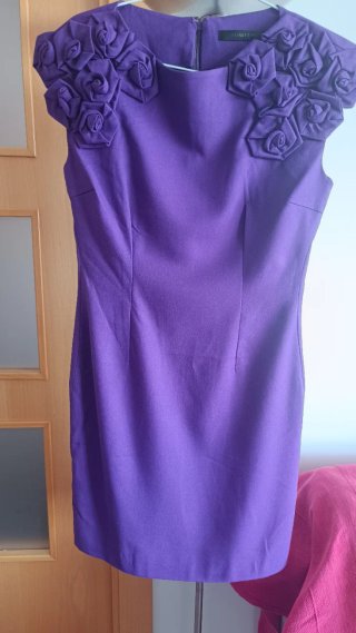 Vestido violeta corto con flores