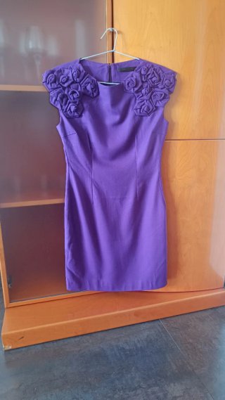 Vestido violeta corto con flores