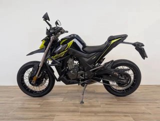 Moto Naked Gris y Amarilla