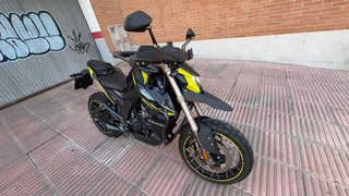 Moto Naked Gris y Amarilla
