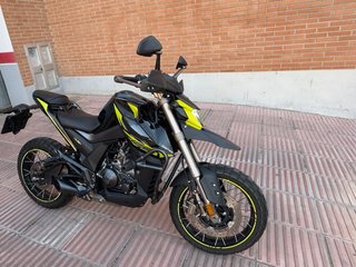 Moto Naked Gris y Amarilla
