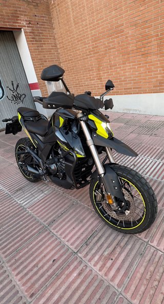 Moto Naked Gris y Amarilla