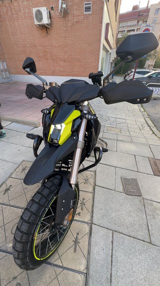 Moto Naked Gris y Amarilla