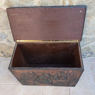 Baúl antiguo de cobre repujado laminado y madera