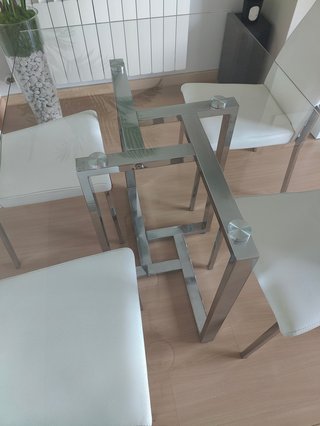 Mesa comedor cristal y 4 sillas polipiel blancas