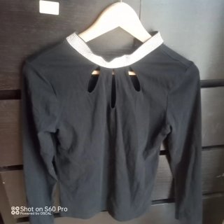 Blusa negra con pedrería