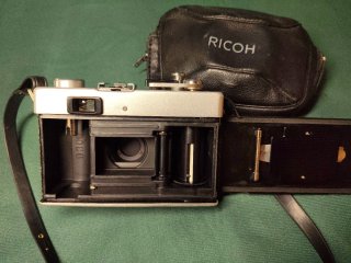 Cámara Ricoh 35 ZF con funda