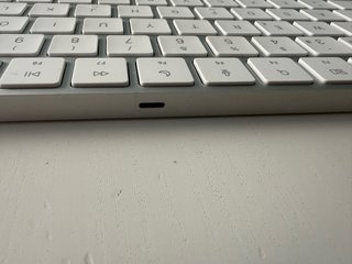 Apple Magic Keyboard Plata y Blanco