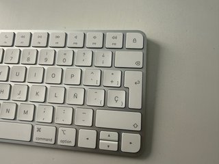 Apple Magic Keyboard Plata y Blanco