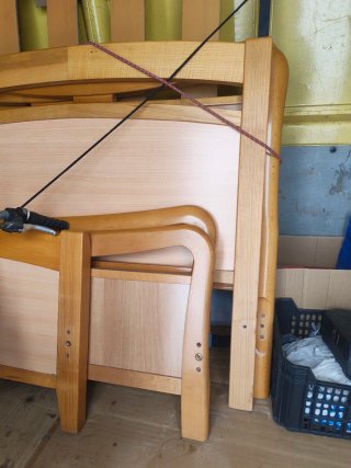 Cama madera con somier y colchón.
