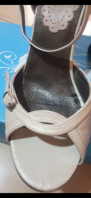 Zapatos de tacón Mustang beige mujer