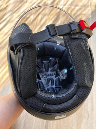 Casco de moto negro con visera