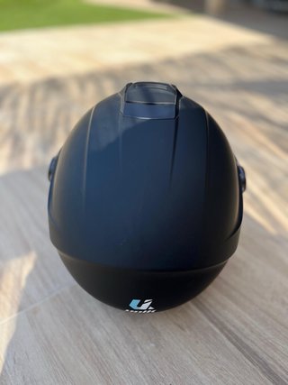 Casco de moto negro con visera