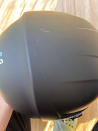 Casco de moto negro con visera