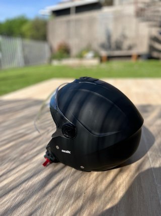 Casco de moto negro con visera