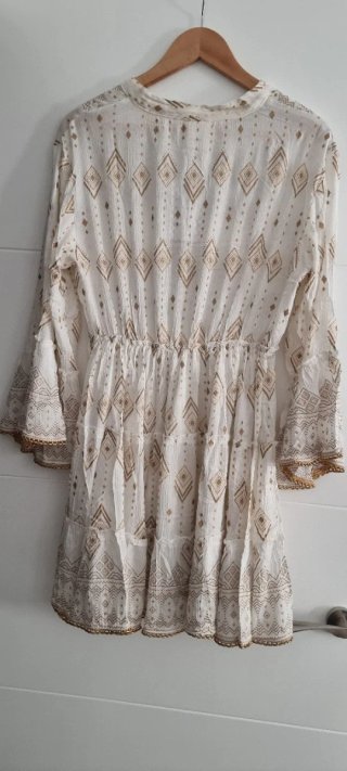 Vestido blanco y dorado estampado