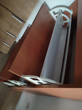 Zapatero de madera marrón