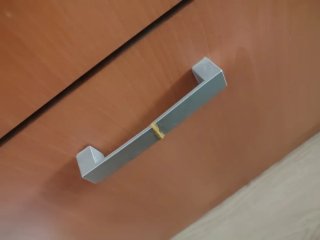 Zapatero de madera marrón