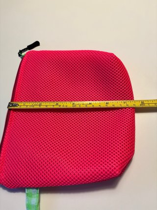 Neceser de malla rosa fosforecente.